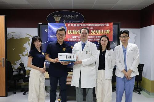 1151013臺中朝富扶輪社捐贈手持式眼壓計 中山附醫深入山城偏鄉守護視力健康產品圖