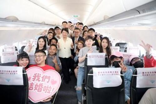 1151020全台首創！盧市長3萬英呎高空證婚 66對新人共乘「幸福班機」直飛沖繩浪漫啟航產品圖