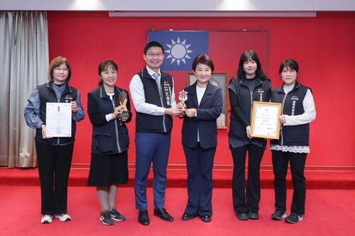 1150124讓世界看見客庄！《聽看台中客》半年刊摘下英國設計金獎 將台中客家故事送上國際舞台