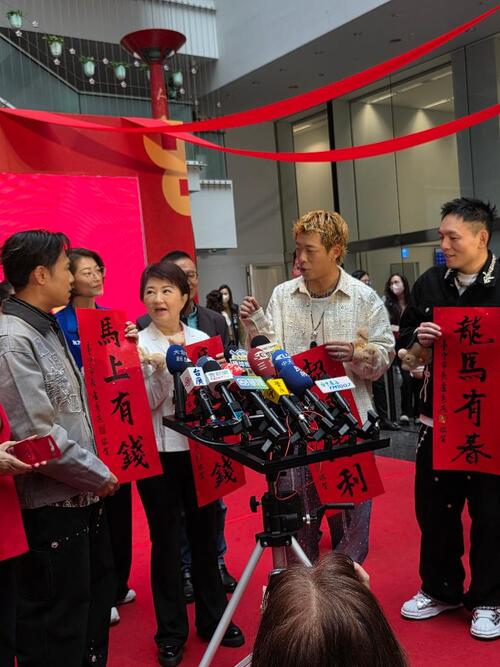 1150126天團玖壹壹為台中揮毫馬年春聯 盧市長驚艷力讚「隱藏版書法家」並公布三大彩蛋