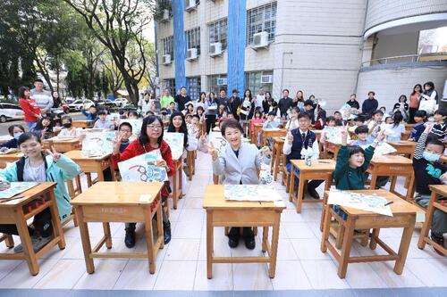 1150212市府自籌4.5億全面汰換15萬套國中小課桌椅！盧市長親赴東興國小關心學生領用情形 阿公阿嬤也帶孫來領