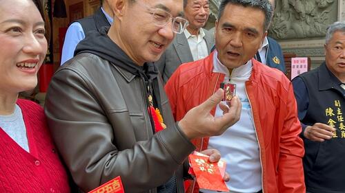 1150219江啟臣大年初三海線走春 粉絲驚喜獻上「鉤針紅馬」祝好運