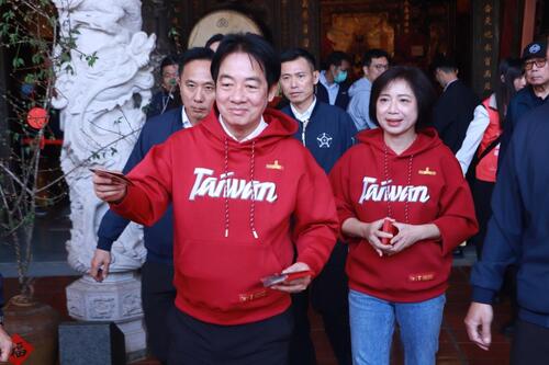 1150219賴清德何欣純台中撞衫「一欣一德」 分送新年福袋