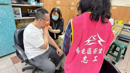1150225守護城市動脈！中市自購流感疫苗挺交通英雄 籲把握免費接種機會產品圖