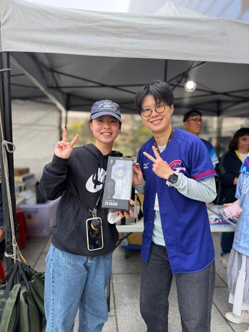 1150308破萬球迷湧台中府前廣場抗韓！全台唯一互動Cam如臨球場 張育成開轟全壘打 幸運球迷抱回公仔產品圖