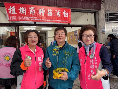 1150310為環境多做一點 中市議員陳雅惠贈苗結合電池回收 300民眾參與綠化行動揪感心！