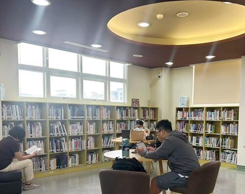 1150311在圖書館翻轉人生 金榜考生回饋鄉里助學追夢