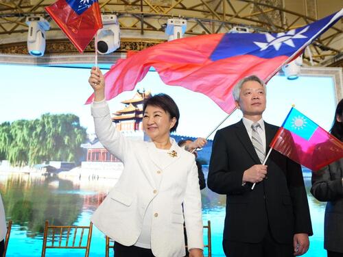 1150316世界中心發光發熱！盧秀燕市長紐約感性演說 手持小國旗揮喊「台灣是我們的家」致敬僑胞勇氣與打拚精神