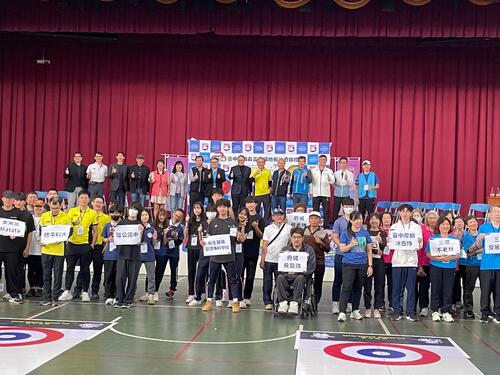1150321彈珠遊戲變身奧運項目！台中議長盃地板冰壺賽熱鬧開打 12歲至80歲跨代競技