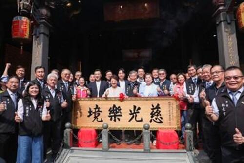 1150328樂成宮化身幸福殿堂！ 盧市長見證集團婚禮 贈匾感謝媽祖庇佑