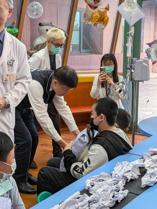 1150402創意壽司與繪本導讀送祝福 中市教育局推床邊教學陪童暖過兒童節