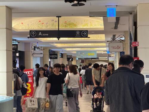 1150404最萌中繼站！麗寶樂園渡假區 熊大兔兔現身「童」樂 麗寶OUTLET MALL 成最佳雨天備案