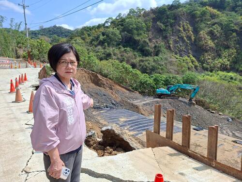 1150405霧峰桐林暗坑巷便道又坍了 議員張芬郁要求加速復建工程 中市水利局：霧峰區暗坑巷工程因大雨封閉便道 考量通行安全、設有替代道路 工程預計5月底前完工