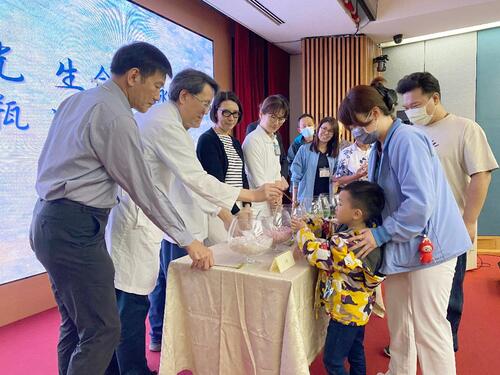 1150410歲月之光照亮重生路 臺中榮總器官捐贈追思會 彩色水晶聚愛傳祝福