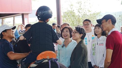 1150411何欣純、蕭美琴走訪靝氣馬場、潭子農會穀倉  父清馬廄換腦麻兒阿戟騎馬復健！蕭美琴副總統探訪加油產品圖