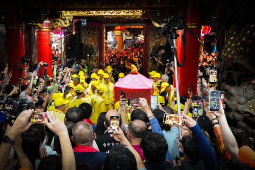 1150413「粉紅超跑」白沙屯媽祖徒步北港進香啟程 盧市長赴拱天宮恭請登轎 祈願兩岸和平、台灣安全