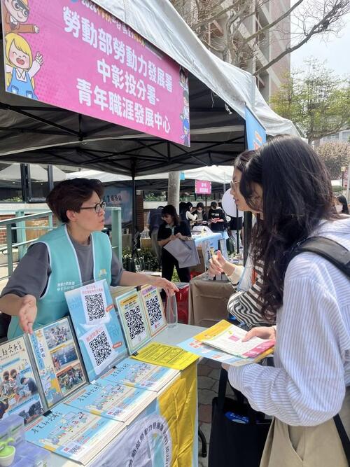 1150416中彰投校園徵才接力開跑 千家企業釋3萬職缺 YS進校園陪青年「提早卡位」職涯未來