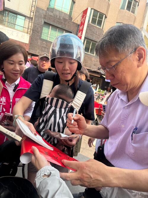 1150417柯文哲、陳佩琪齊力相挺！連小華豐原第一市場掃街拜票 鄉親熱情擠爆、凍蒜聲不斷