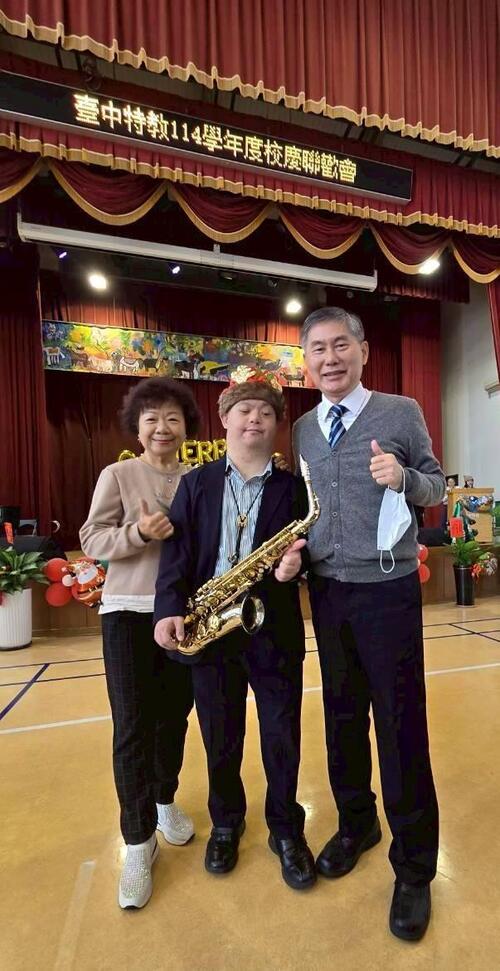 1150417身障街頭藝人許育瑋捐出收入回饋母校臺中特殊教育學校 4月23日回母校分享生命故事