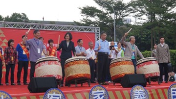 臺北客家義民嘉年華熱鬧踩街 政府民間齊心推動客家語言文化  |桐花樹下打嘴鼓